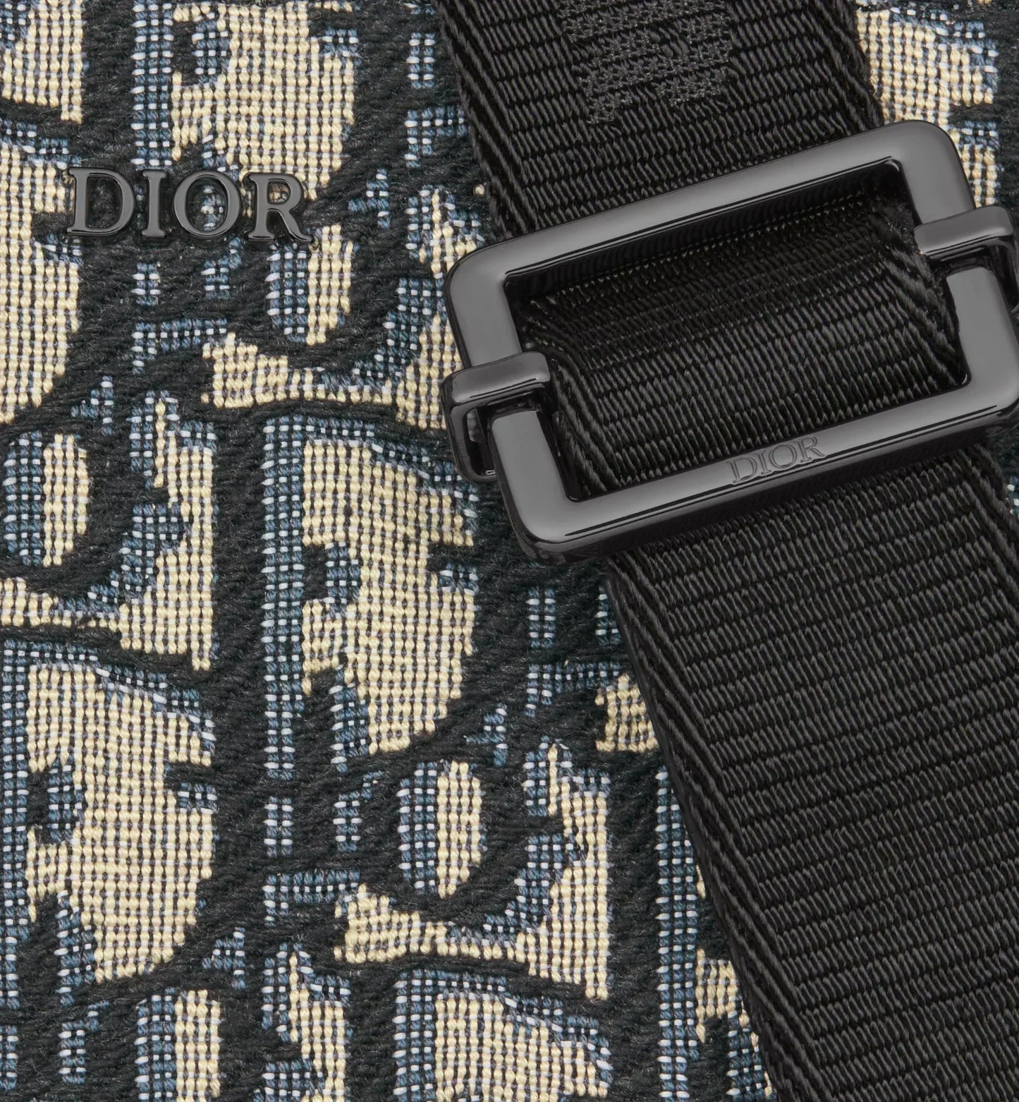 Pouch mit Reißverschluss und Riemen