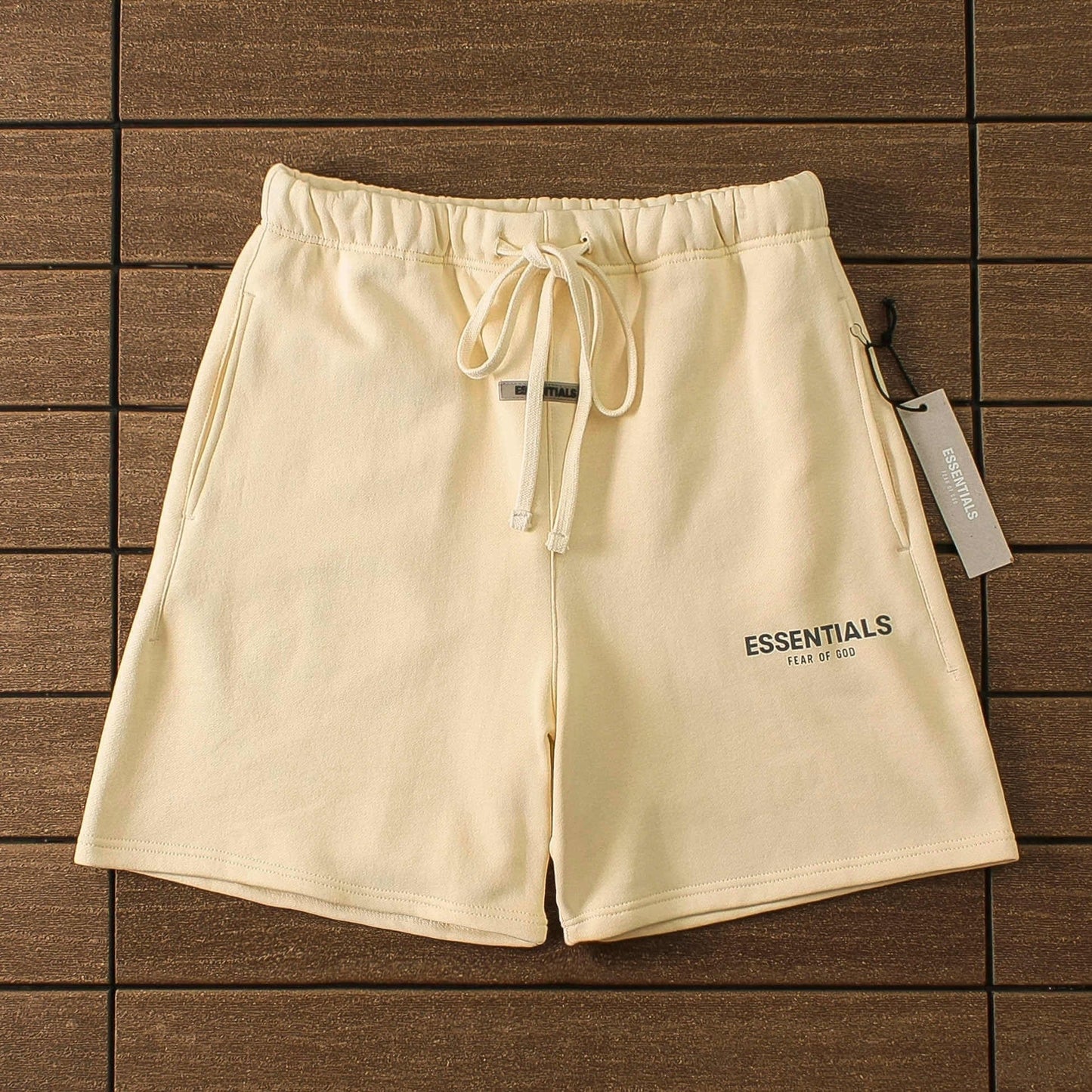 "essence" shorts beige